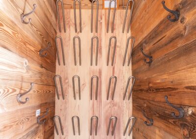 Hier sieht man einen tollen Skischuhwärmer aus Holz.